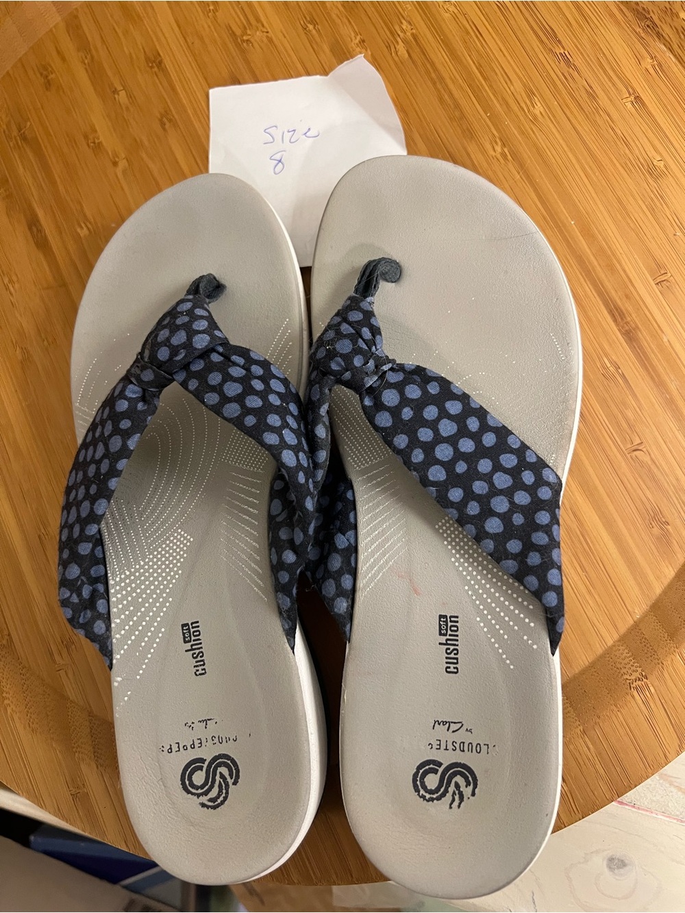 Clark’s Women’s Gray soft Cushioned Flip Flops with Navy Polka Dot Straps Size 8
